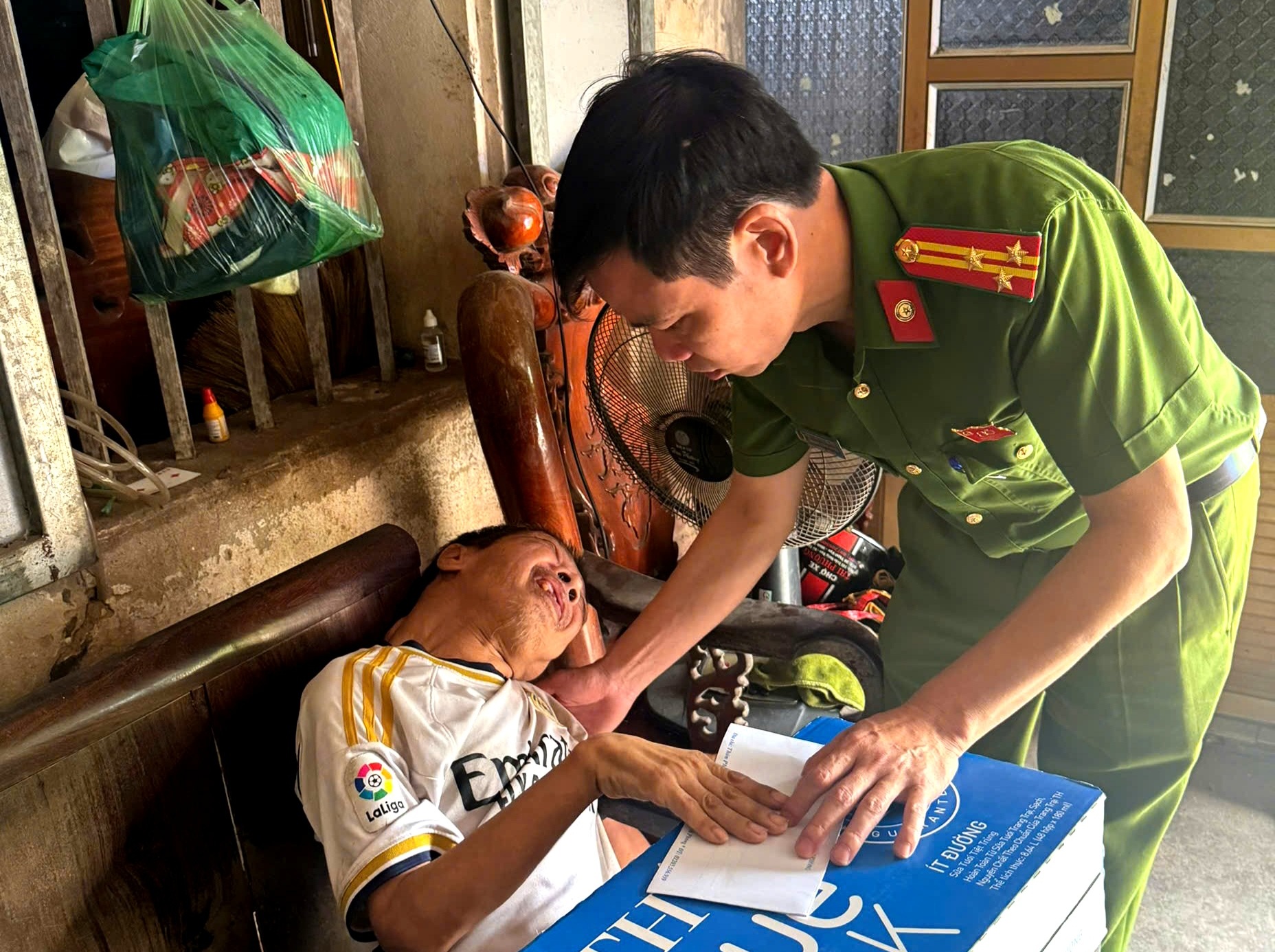 Công an xã Mao Điền lan tỏa tinh thần tương thân, tương ái, hướng về Nhân dân